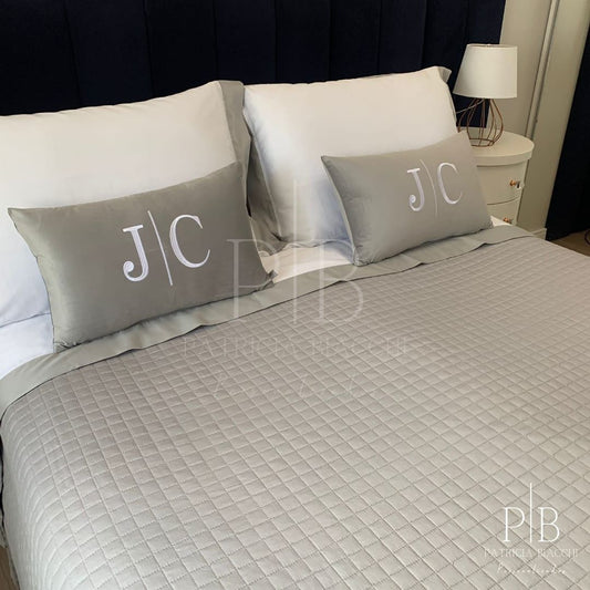 Almofada Individual com Iniciais Married Veludo Cinza Claro Bordado Branco