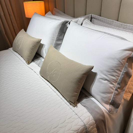 Par de Almofadas com Iniciais Alliance Linho Bege Claro Bordado Platinum