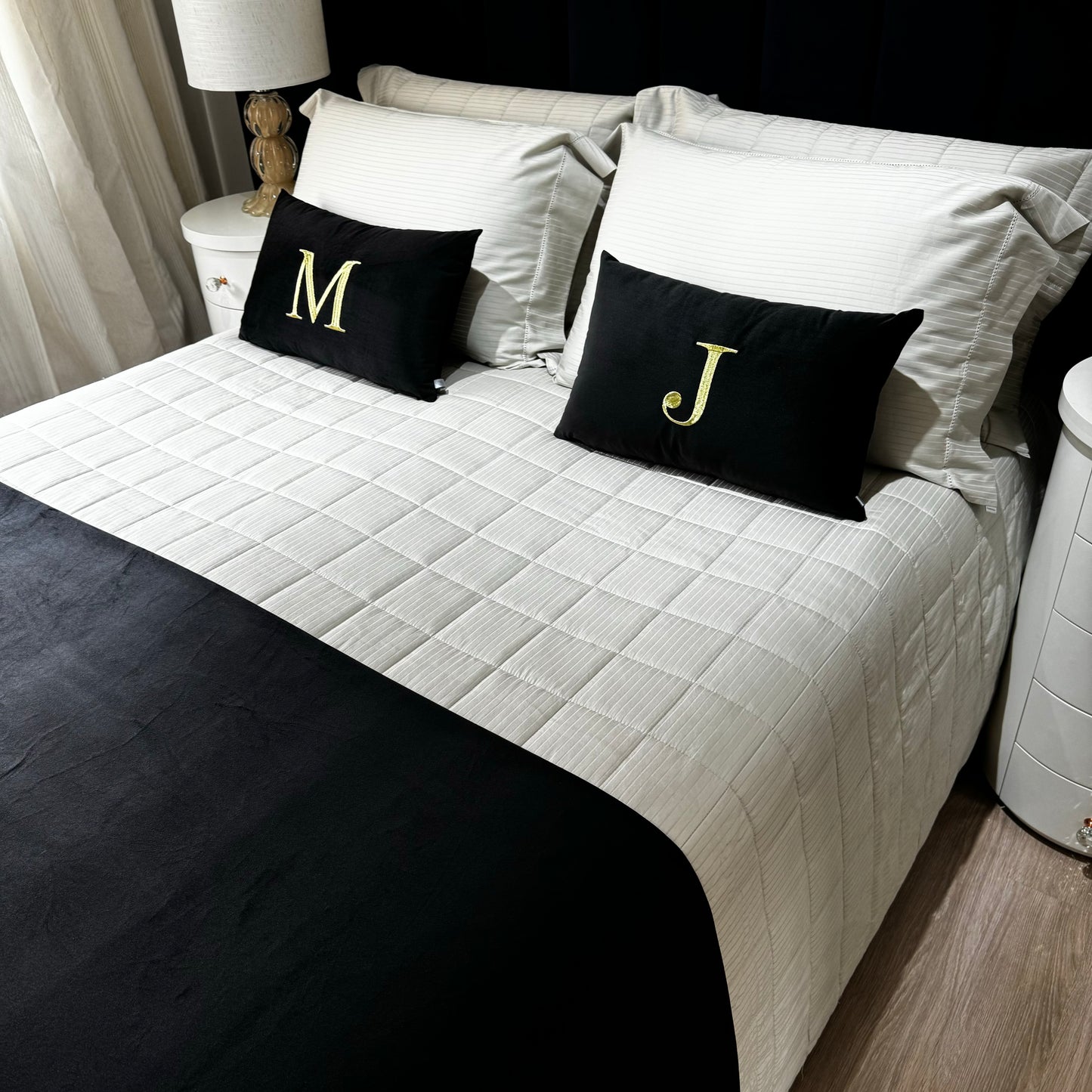 Almofada com Iniciais Married Veludo Preto Bordado Dourado