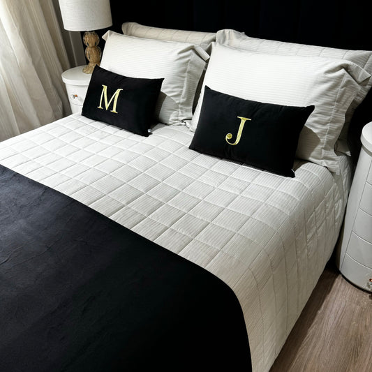 Almofada Individual com Inicial Single Veludo Preto Bordado Dourado