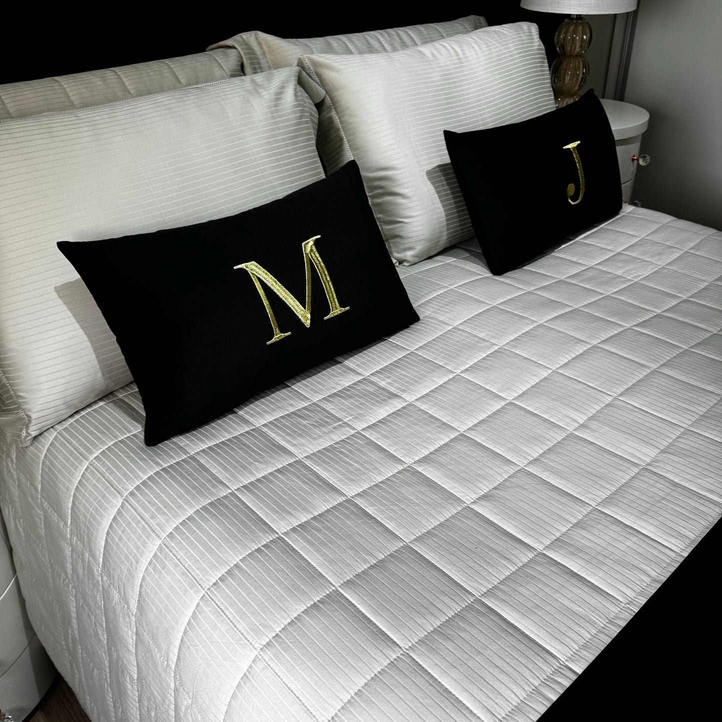 Almofada com Iniciais Married Veludo Preto Bordado Dourado