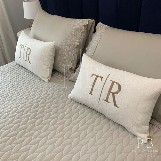 Almofada Individual com Iniciais Married Linho Cru Bordado Amêndoa