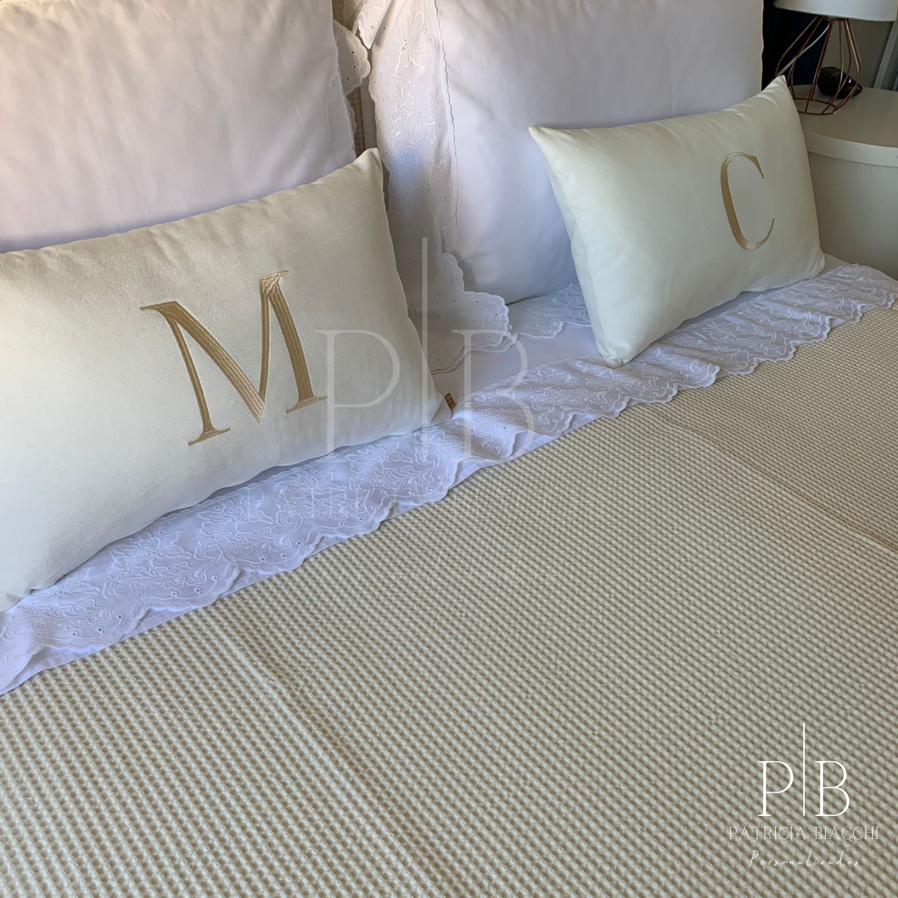 Almofada Individual com Inicial Married Veludo Branco Bordado Champanhe