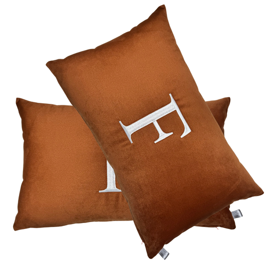 Par de Almofadas com Iniciais Single Veludo Terracota Bordado Branco