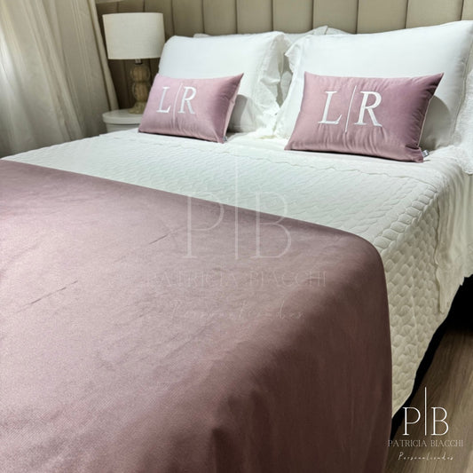 Almofada Individual com Inicial Married Veludo Rosa Bordado Branco