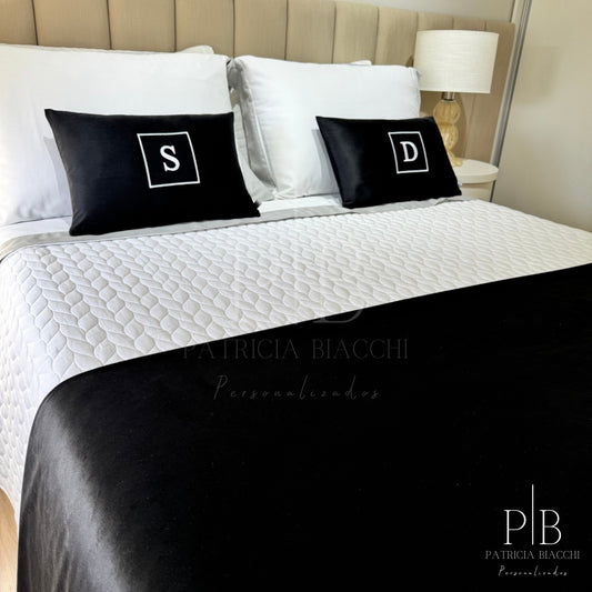 Par de Almofadas com Iniciais Square Veludo Preto Bordado Branco