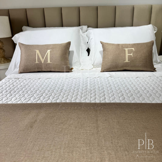 Almofada Individual com Inicial Single Linho Bege Bordado Champanhe