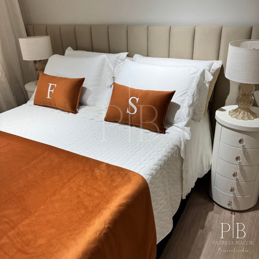 Par de Almofadas com Iniciais Single Veludo Terracota Bordado Branco