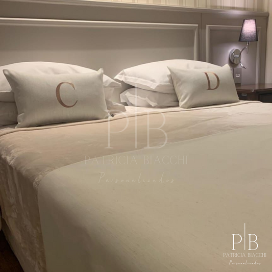 Par de Almofadas com Iniciais Single Linho Cru Bordado Amêndoa