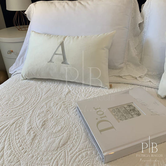 Par de Almofadas com Iniciais Single Veludo Branco Bordado Cinza Claro