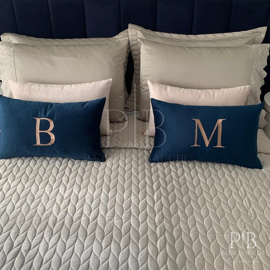 Par de Almofadas com Iniciais Single Veludo Marinho Bordado Amêndoa