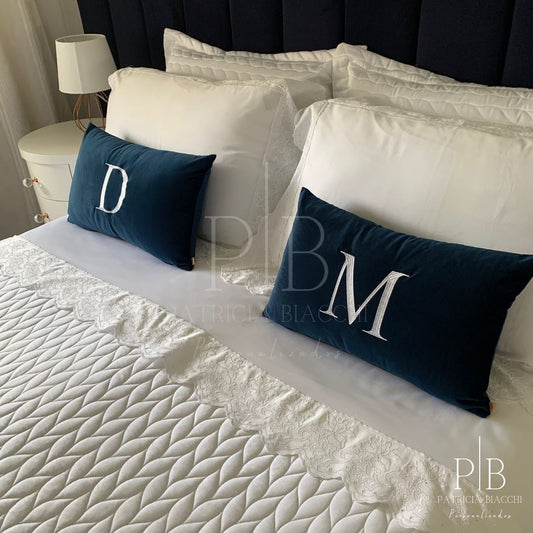 Par de Almofadas com Iniciais Single Veludo Marinho Bordado Branco