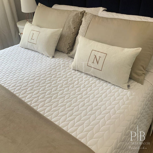 Almofada Individual com Inicial Square Linho Cru Bordado Amêndoa