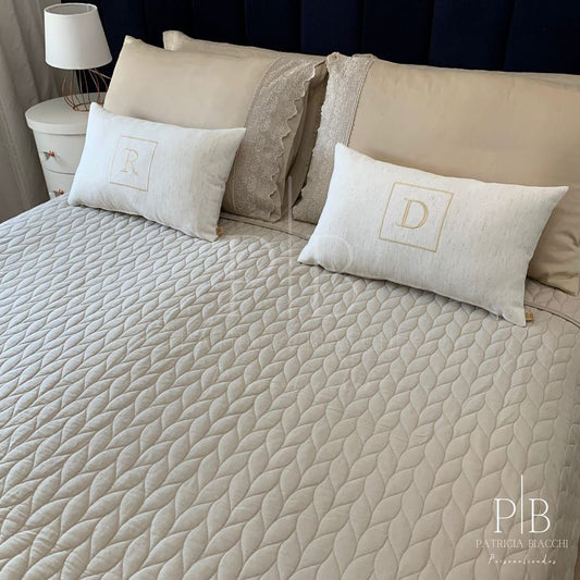 Almofada Individual com Inicial Square Linho Cru Bordado Champanhe