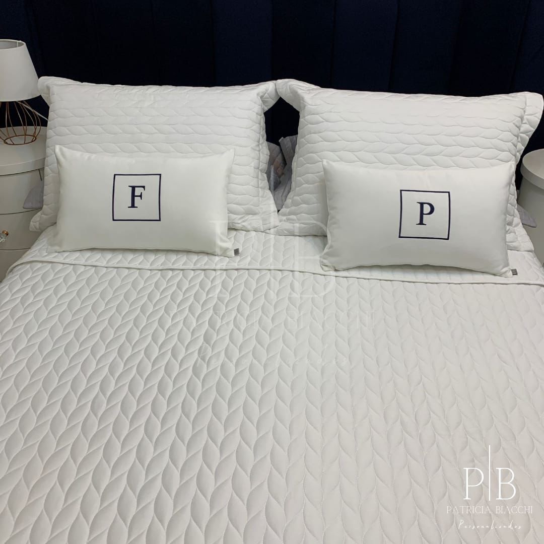 Almofada Individual com Inicial Square Veludo Branco Bordado Marinho