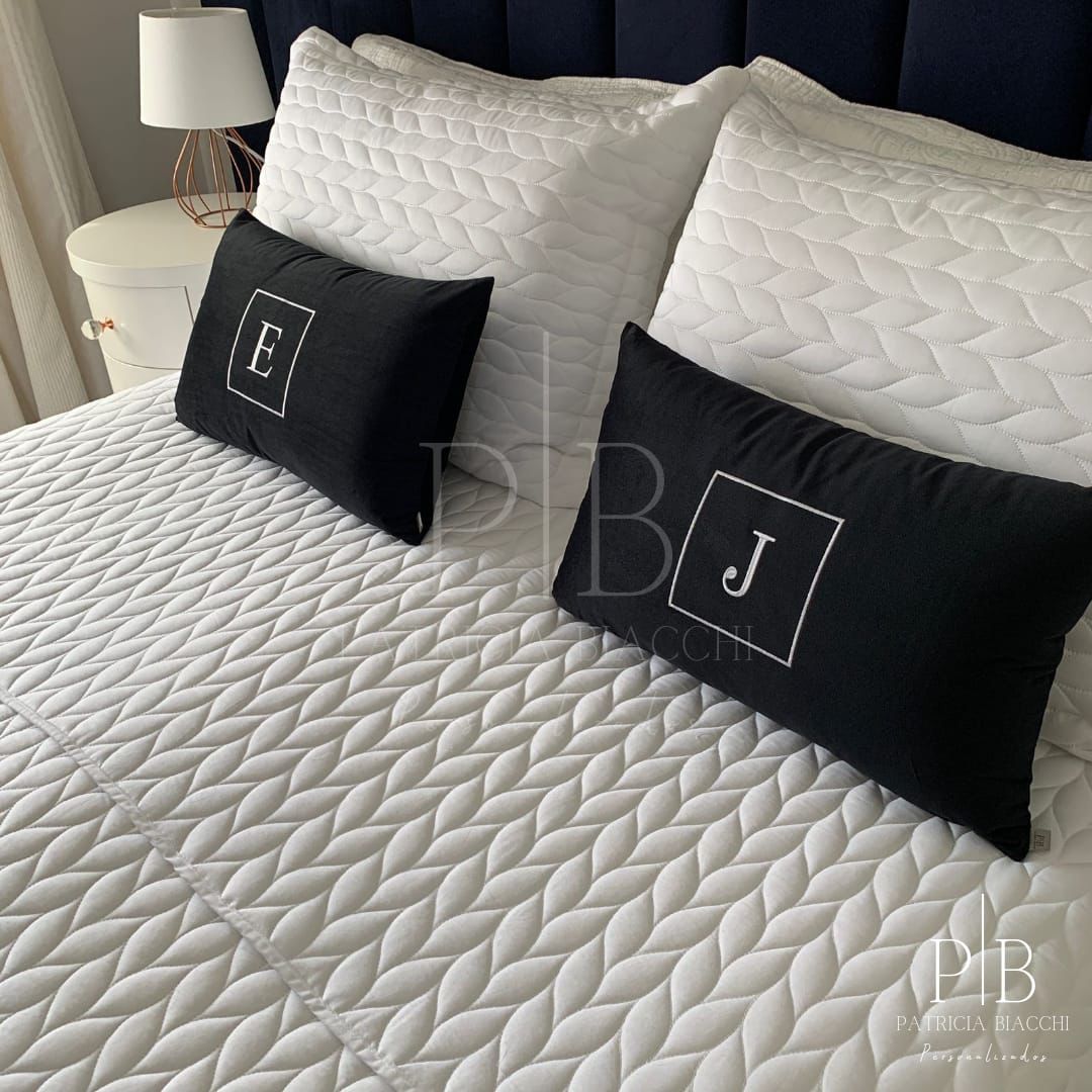 Almofadas Individual com Inicial Square Veludo Preto Bordado Branco
