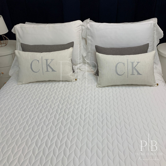 Almofada Individual com Iniciais Married Linho Cru Bordado Cinza Claro