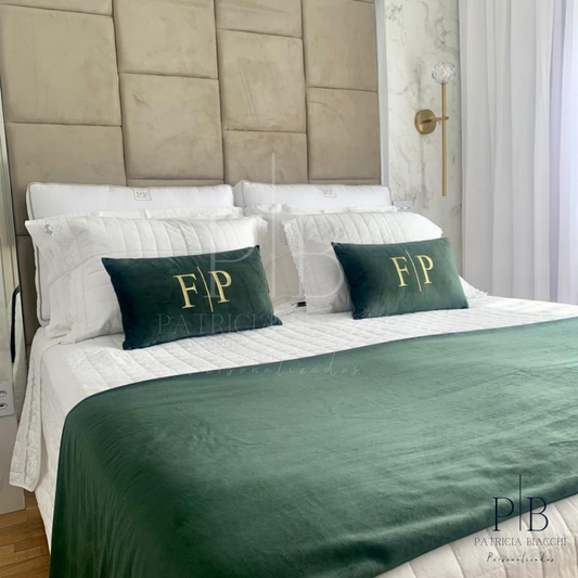 Par de Almofadas com Iniciais Married Veludo Verde Escuro Bordado Dourado