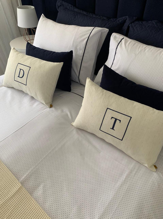 Par de Almofadas com Iniciais Square Linho Cru Bordado Marinho