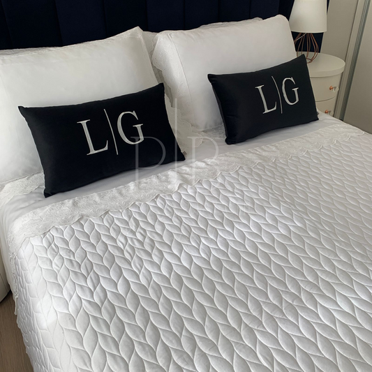 Par de Almofadas com Iniciais Married Veludo Preto Bordado Cinza Claro