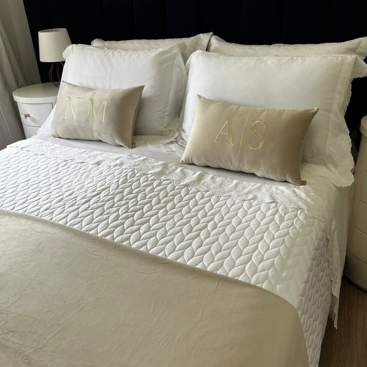 Par de Almofadas com Iniciais Married Veludo Bege Bordado Champanhe