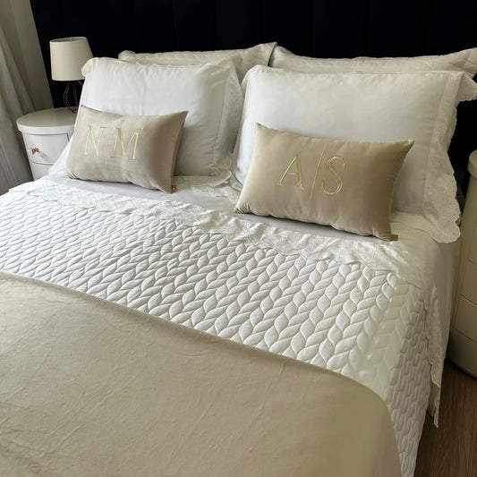 Almofada Individual com Inicial Married Veludo Bege Bordado Champanhe