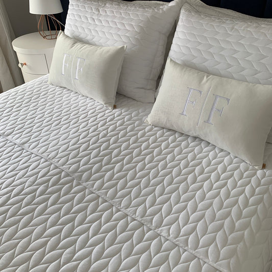 Par de Almofadas com Iniciais Married Veludo Branco Bordado Branco