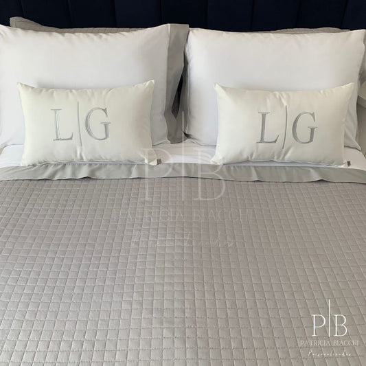 Almofada Individual com Inicial Married Veludo Branco Bordado Cinza Claro
