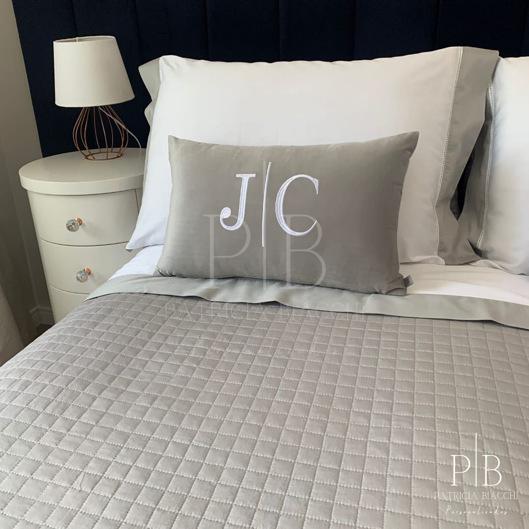 Par de Almofadas com Iniciais Married Veludo Cinza Claro Bordado Branco