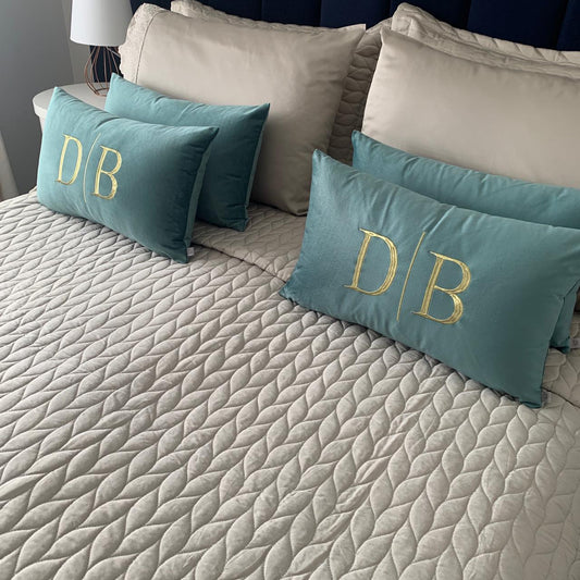 Almofada Individual com Iniciais Married Veludo Aqua Bordado Dourado