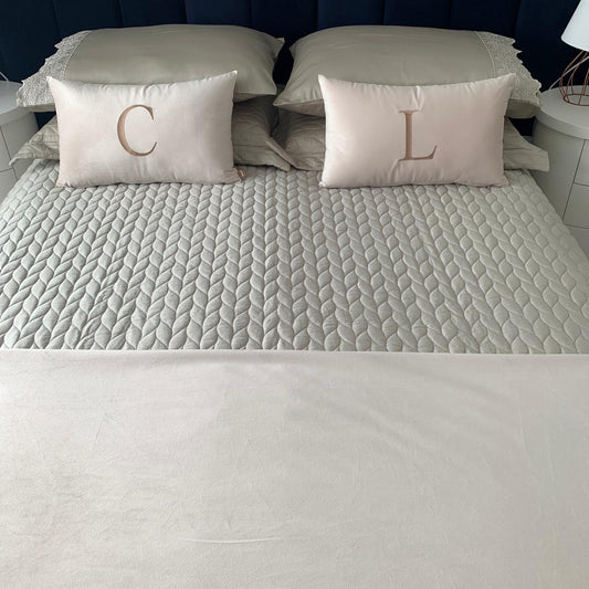 Par de Almofadas com Iniciais Single Veludo Bege Bordado Amêndoa