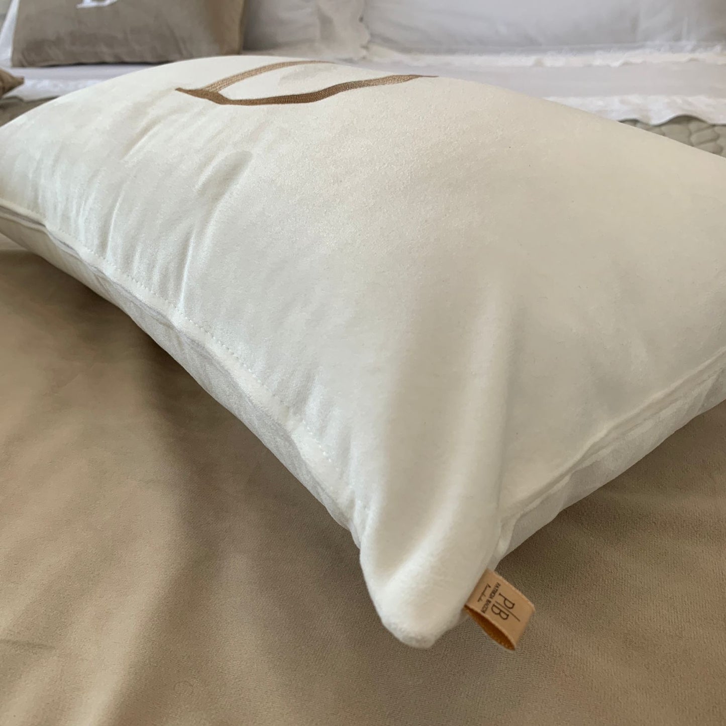 Par de Almofadas com Iniciais Single Veludo Branco Bordado Amêndoa