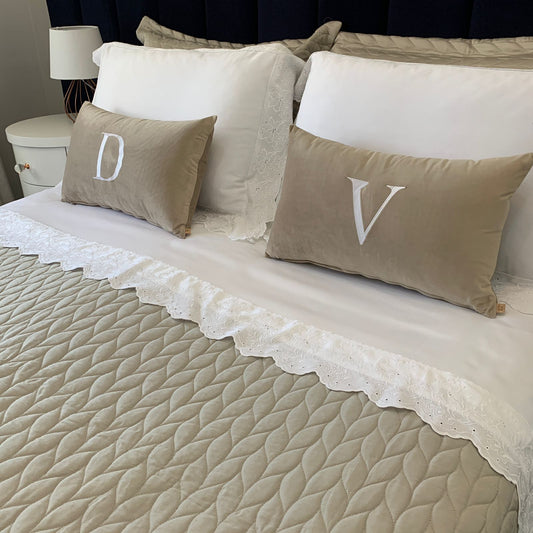 Par de Almofadas com Iniciais Single Veludo Caramelo Bordado Branco