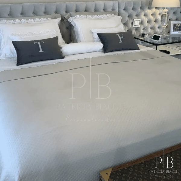 Foto de cliente com almofada personalizada Patricia Biacchi