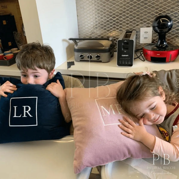 Foto de cliente com almofada personalizada Patricia Biacchi