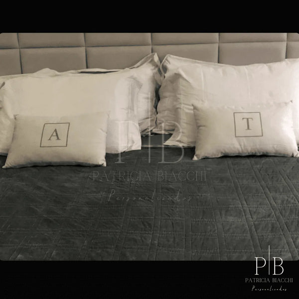 Foto de cliente com almofada personalizada Patricia Biacchi