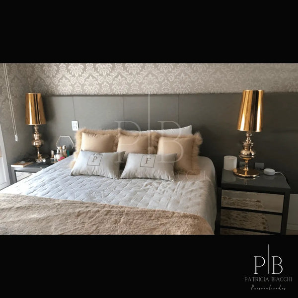 Foto de cliente com almofada personalizada Patricia Biacchi