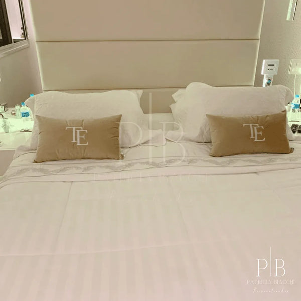 Foto de cliente com almofada personalizada Patricia Biacchi