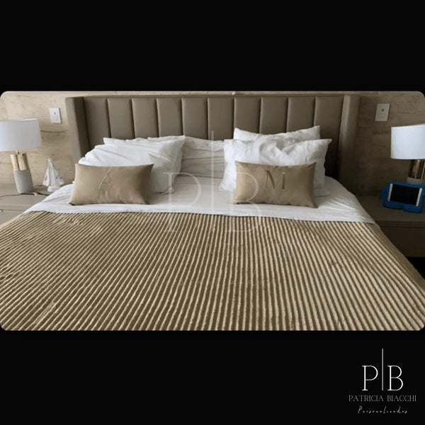 Foto de cliente com almofada personalizada Patricia Biacchi