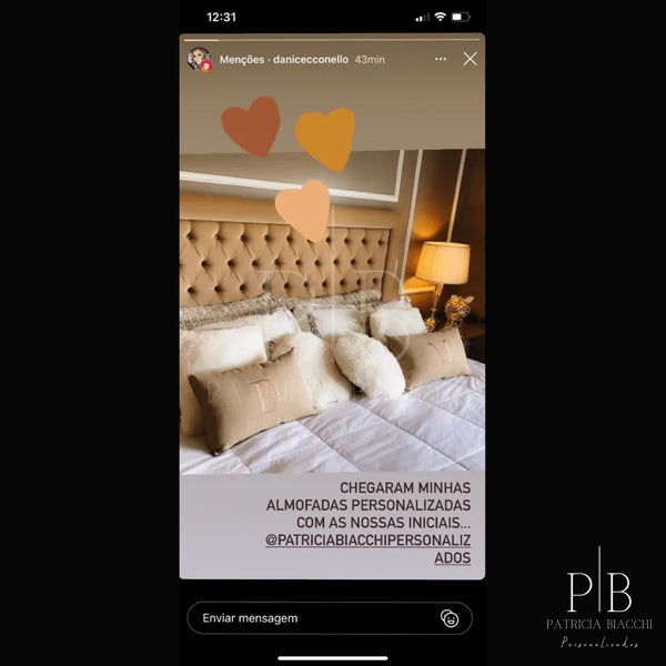 Foto de cliente com almofada personalizada Patricia Biacchi