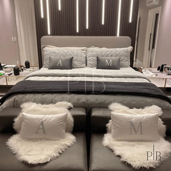 Foto de cliente com almofada personalizada Patricia Biacchi