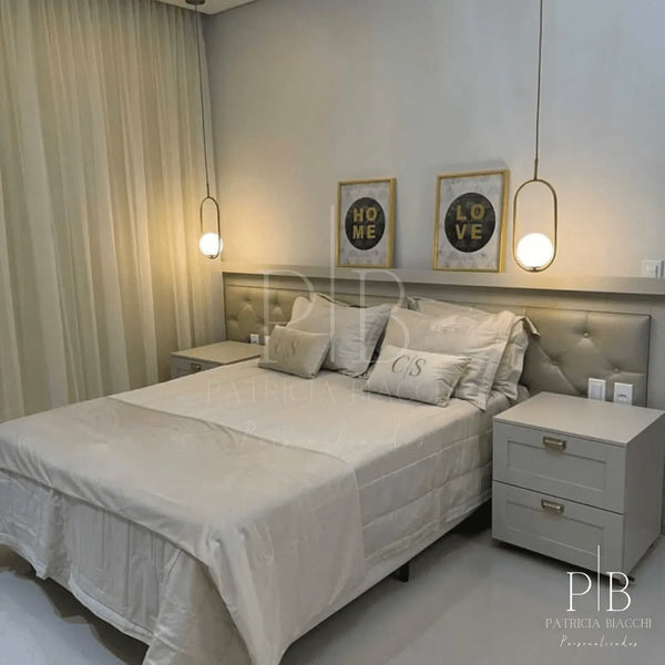 Foto de cliente com almofada personalizada Patricia Biacchi