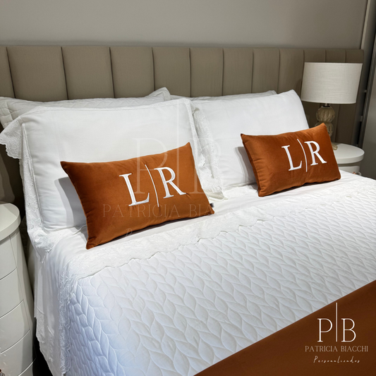 Par de Almofadas com Iniciais Married Veludo Terracota Bordado Branco