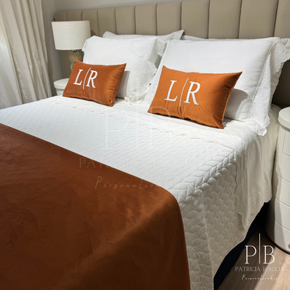 Par de Almofadas com Iniciais Married Veludo Terracota Bordado Branco