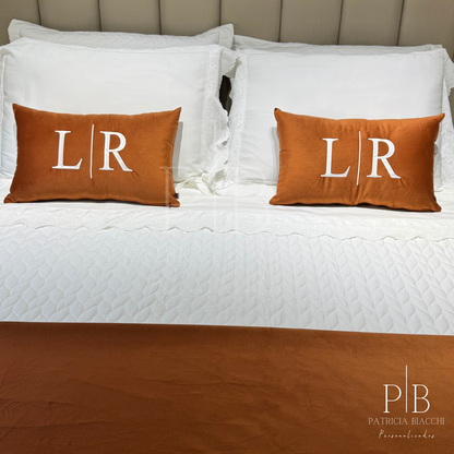 Par de Almofadas com Iniciais Married Veludo Terracota Bordado Branco