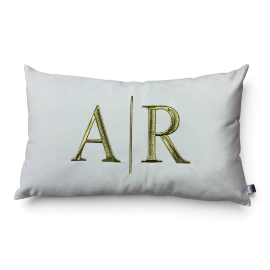 Almofada Individual com Iniciais Married Veludo Branco Bordado Dourado