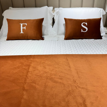 Par de Almofadas com Iniciais Single Veludo Terracota Bordado Branco