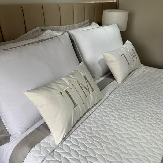 Par de Almofadas com Iniciais Married Veludo Branco Bordado Platinum