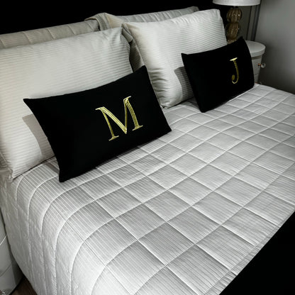 Par de Almofadas com Iniciais Single Veludo Preto Bordado Dourado