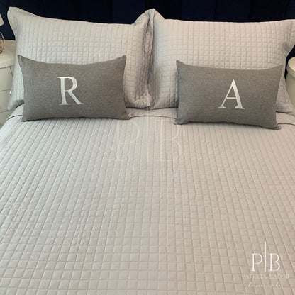 Almofada Individual Com Inicial Single Linho Cinza Bordado Cinza Claro